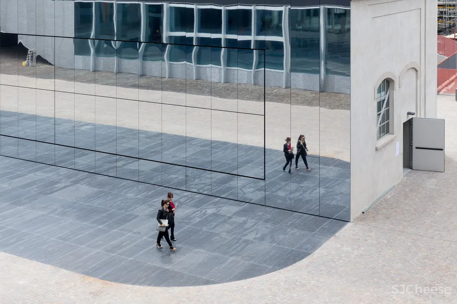 PRADA 在东京开了新店,OMA 的设计居然用海绵做墙面!