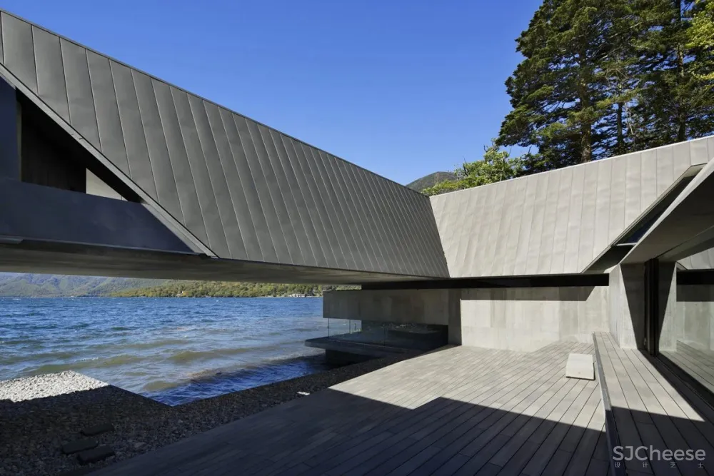 这座别墅只有几件家具，却吸引了所有人的目光