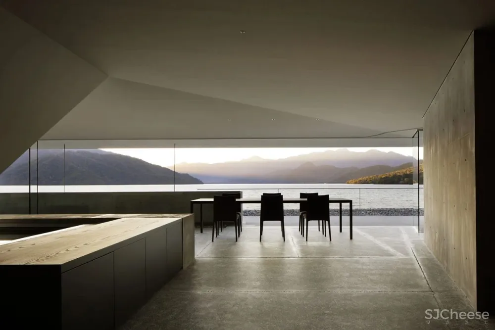 这座别墅只有几件家具，却吸引了所有人的目光