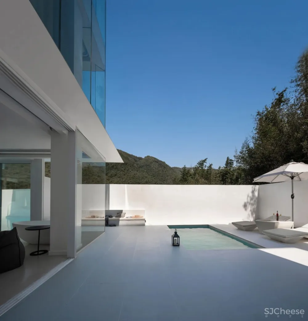 竹海里的极简酒店,美。