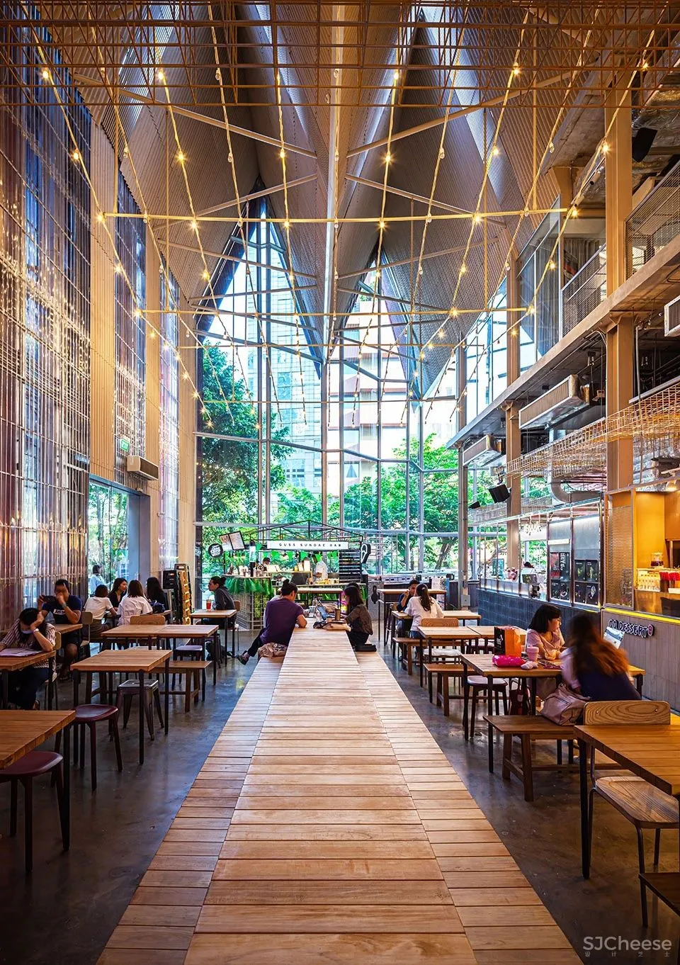 大榕树下,“拥而不挤”,细品那屹立在红色斜屋顶小火车站上的商业综合体