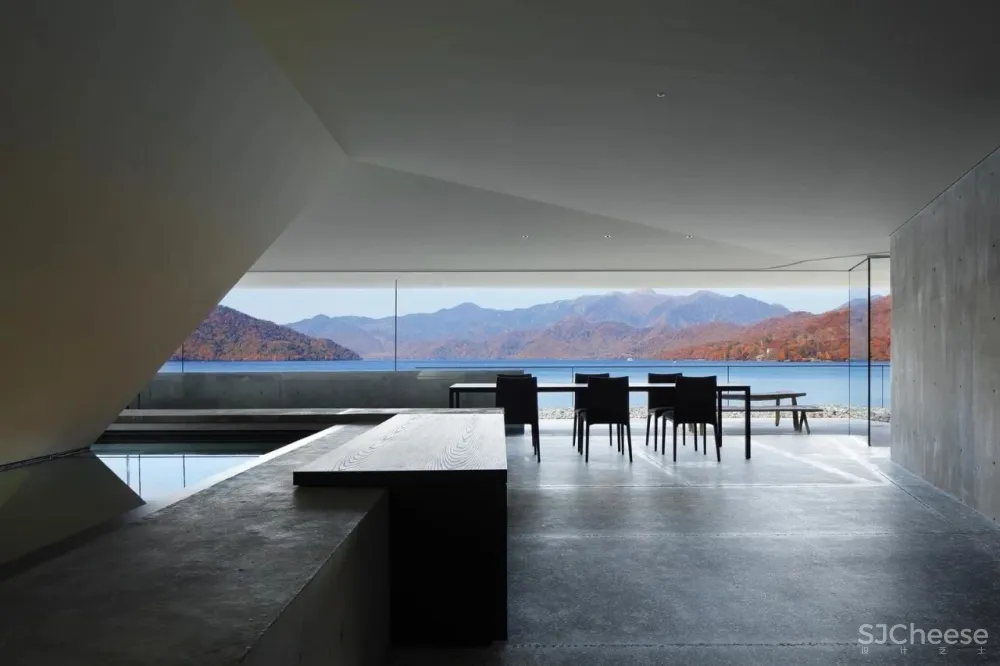 这座别墅只有几件家具，却吸引了所有人的目光