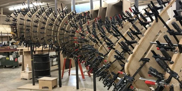 耗资 7 亿的剧院设计，蒸汽弯曲的实木栏杆，真是「费工费料」