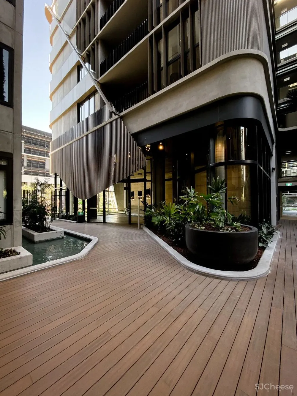 大尺度22米高人工瀑布 顶层无边泳池 生态豪宅新玩法