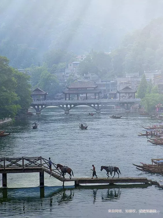 让我们静心聆听丝巾诉说的动人故事 ,Hermès l 红星地产×香港方黄新作