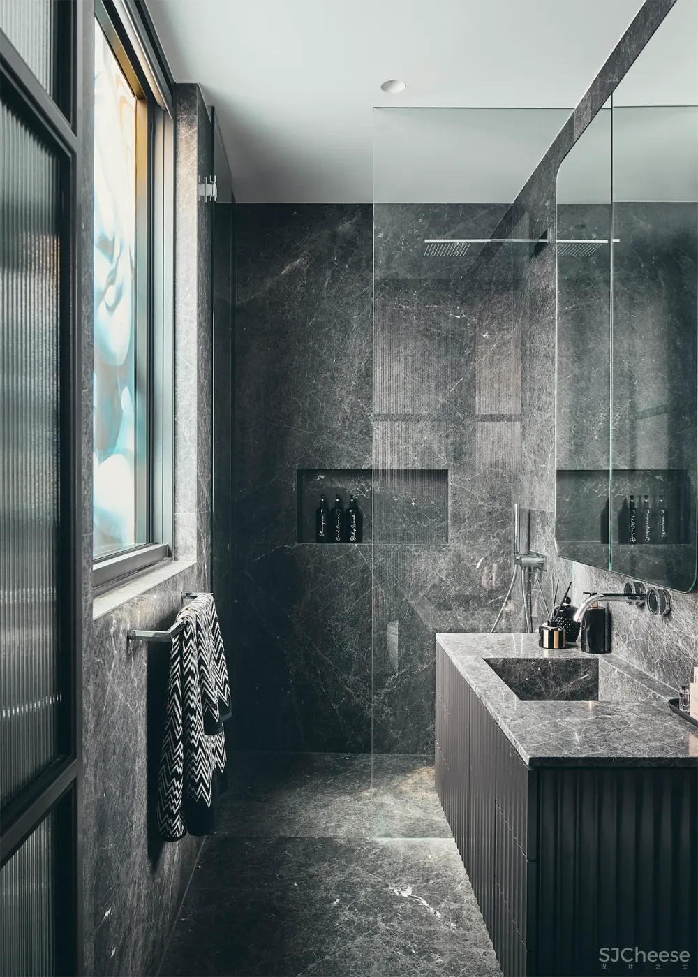 550㎡艺术别墅,在外墙的定制玻璃上画画,室内简直是一个小型美术馆!