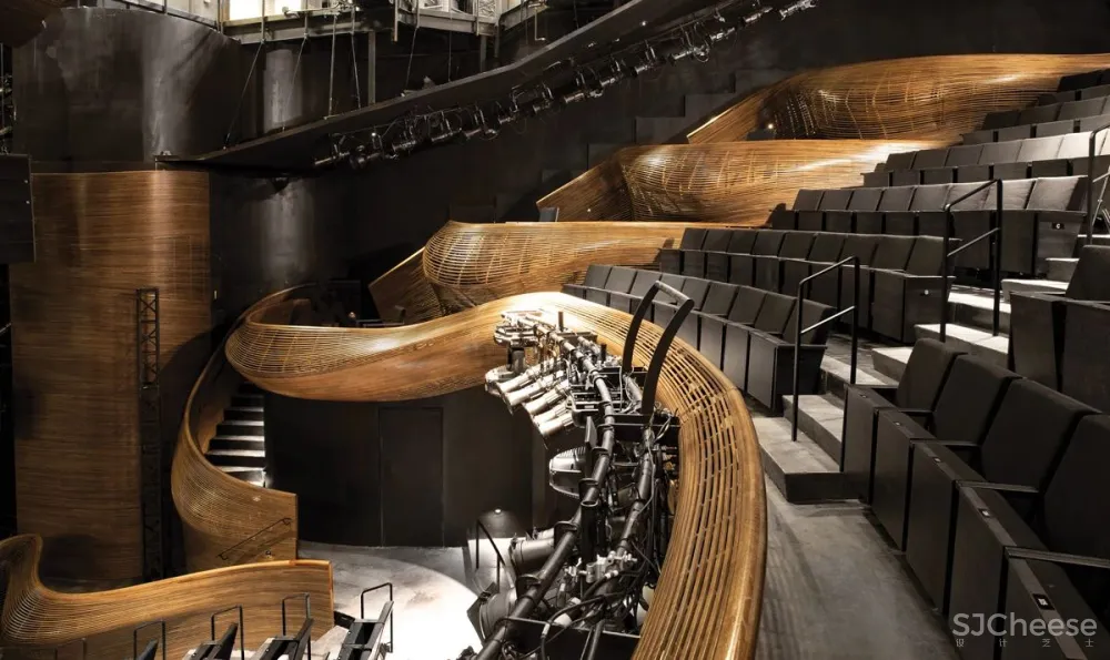 耗资 7 亿的剧院设计，蒸汽弯曲的实木栏杆，真是「费工费料」