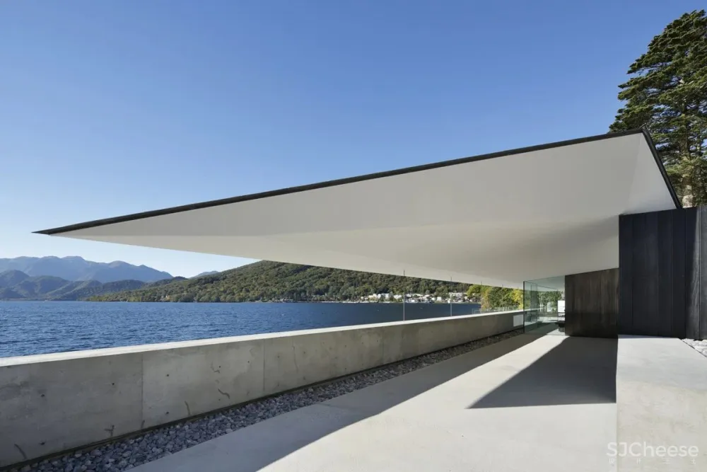 这座别墅只有几件家具，却吸引了所有人的目光