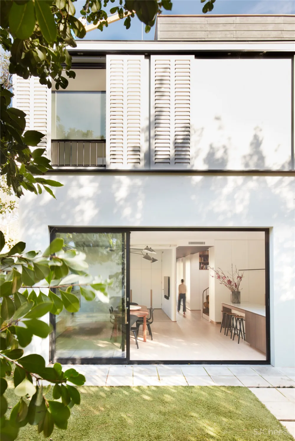 都是转角窗户,「曲面」和「直角」哪个更高级?