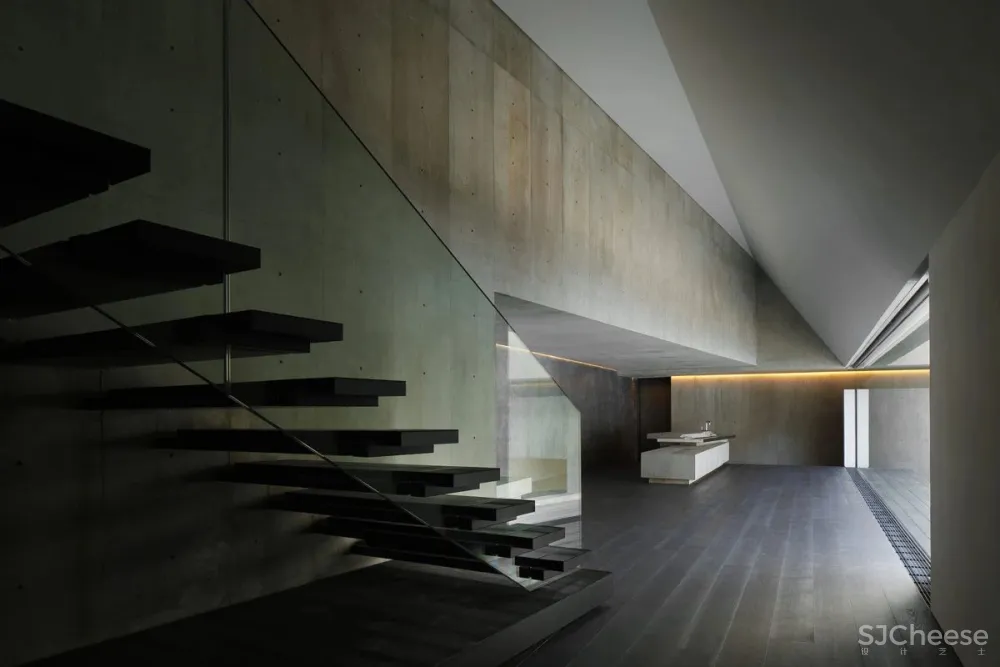 这座别墅只有几件家具，却吸引了所有人的目光