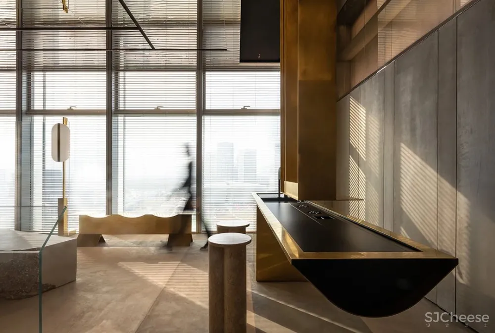 DOMANI 东仓 亮如白昼的夜及温和的肢解