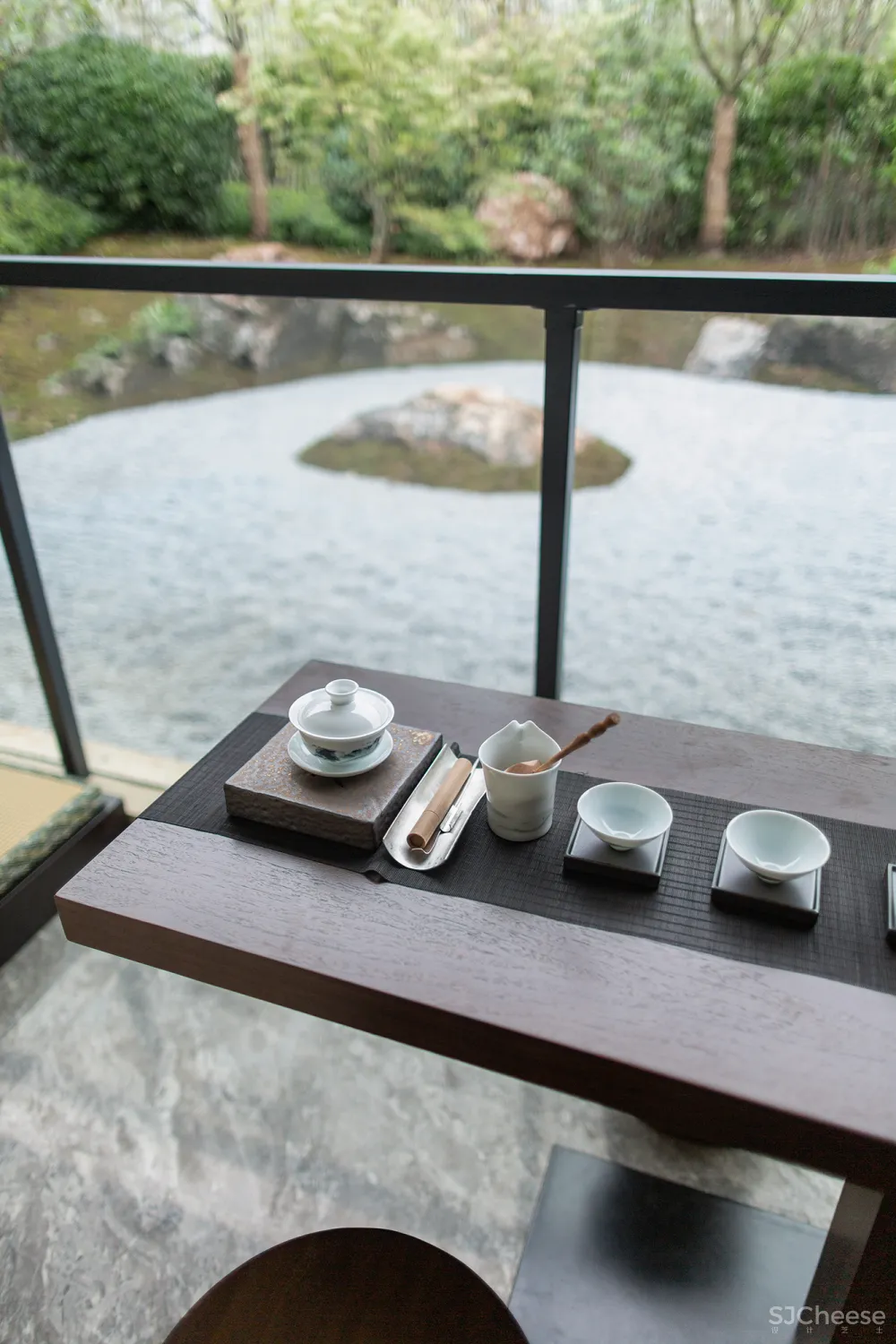 让我们静心聆听丝巾诉说的动人故事 ,Hermès l 红星地产×香港方黄新作