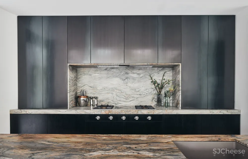 550㎡艺术别墅,在外墙的定制玻璃上画画,室内简直是一个小型美术馆!