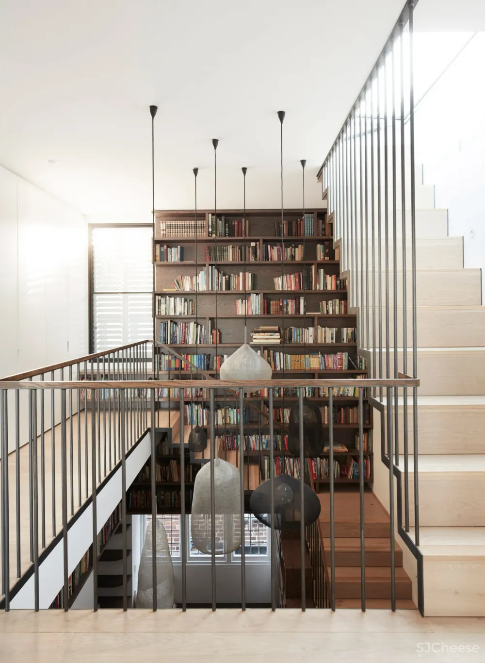 都是转角窗户,「曲面」和「直角」哪个更高级?