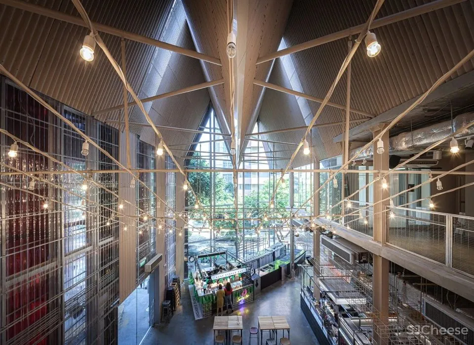 大榕树下,“拥而不挤”,细品那屹立在红色斜屋顶小火车站上的商业综合体