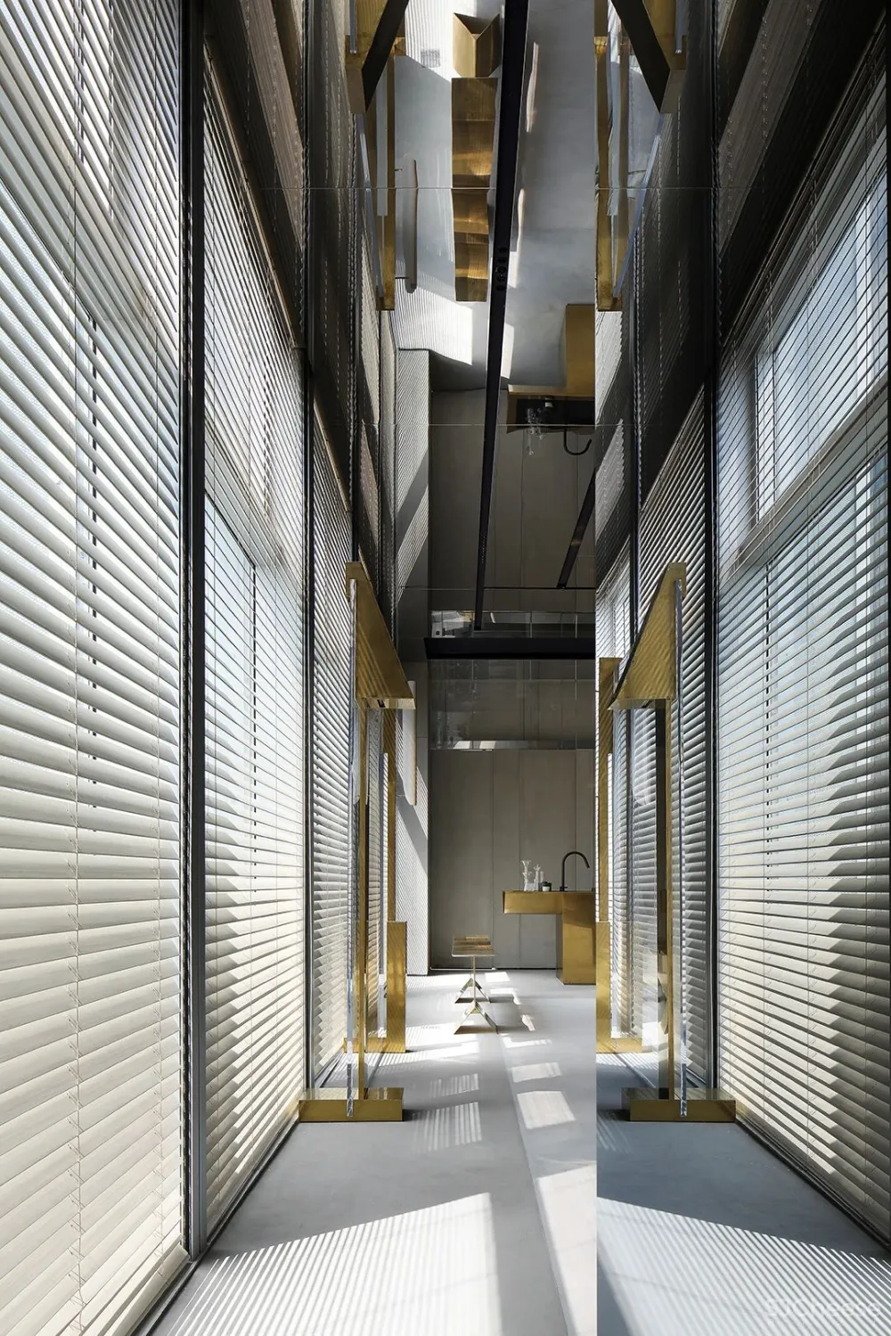 DOMANI 东仓 亮如白昼的夜及温和的肢解