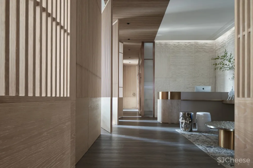 抽象与具象中和 西方的简练与东方的自然气质交织 除了自然元素与材料 空间没有过多的装饰