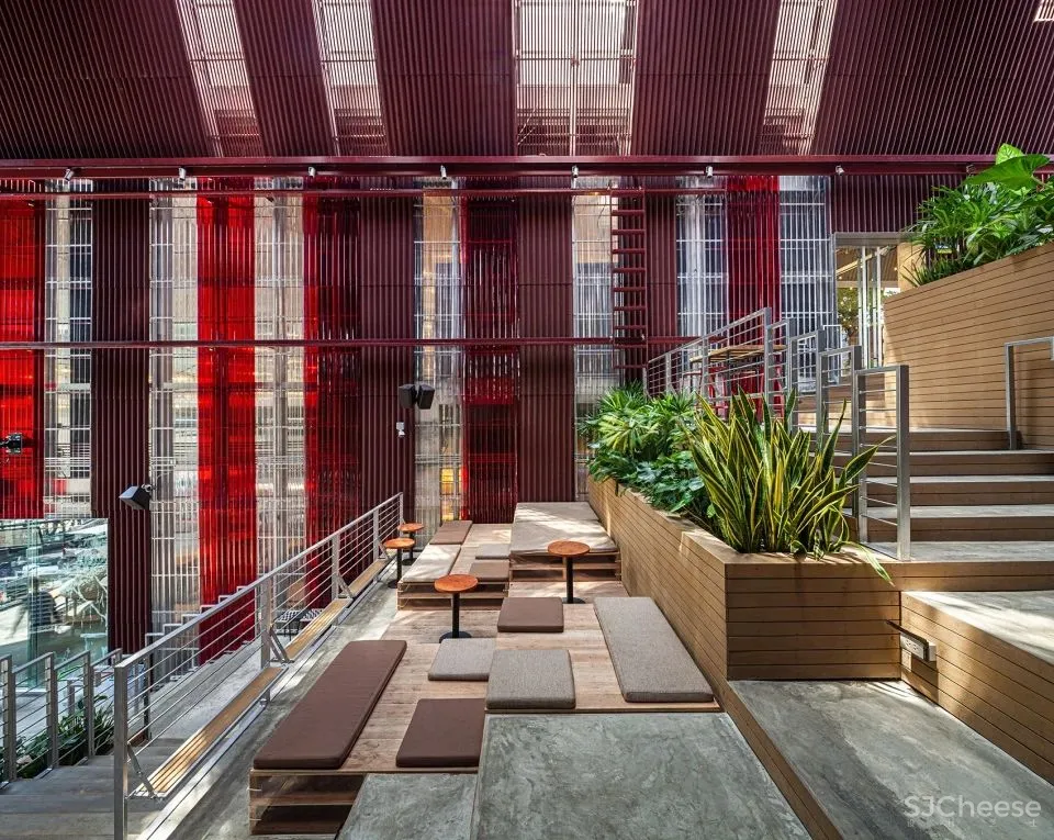 大榕树下,“拥而不挤”,细品那屹立在红色斜屋顶小火车站上的商业综合体