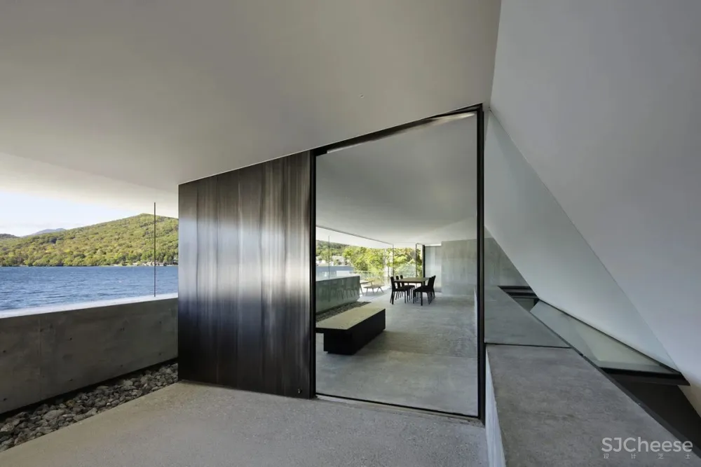 这座别墅只有几件家具，却吸引了所有人的目光