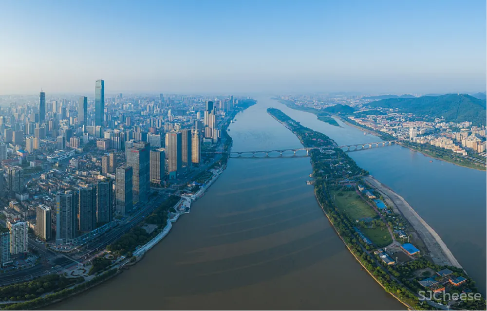 让我们静心聆听丝巾诉说的动人故事 ,Hermès l 红星地产×香港方黄新作