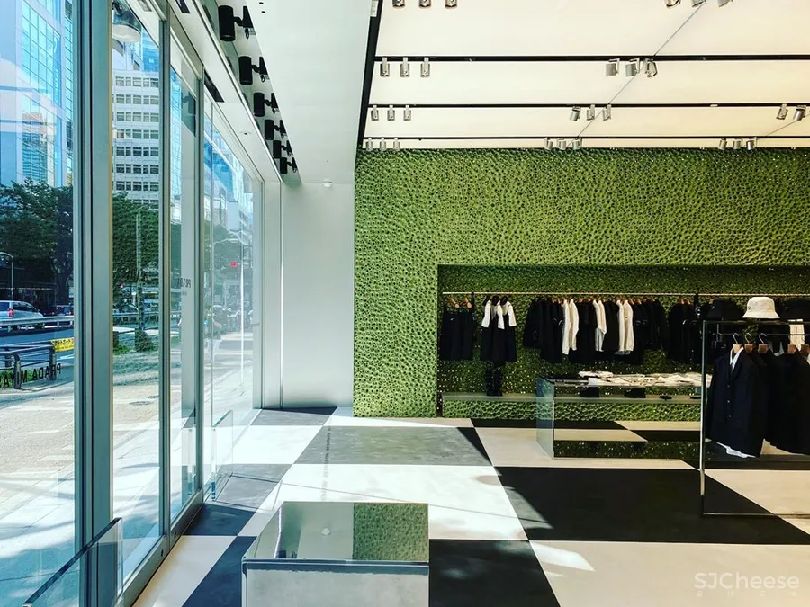 PRADA 在东京开了新店,OMA 的设计居然用海绵做墙面!
