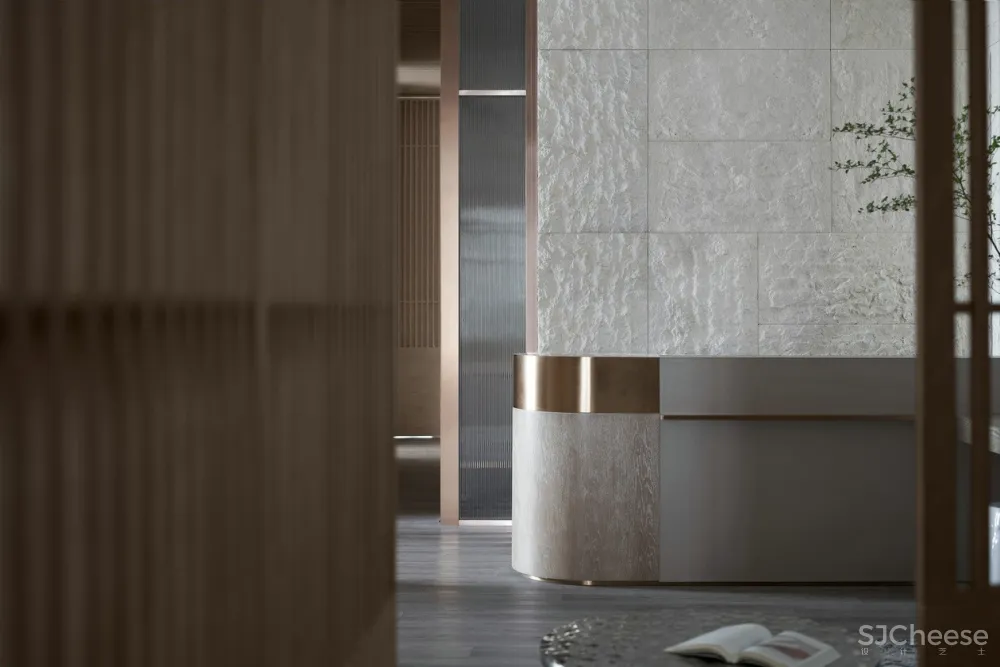 抽象与具象中和 西方的简练与东方的自然气质交织 除了自然元素与材料 空间没有过多的装饰