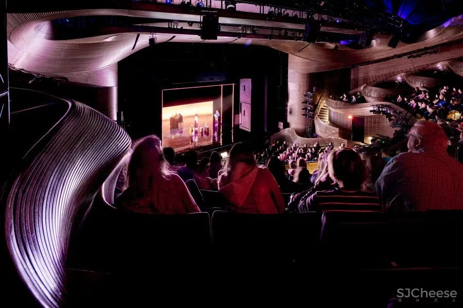 耗资 7 亿的剧院设计，蒸汽弯曲的实木栏杆，真是「费工费料」