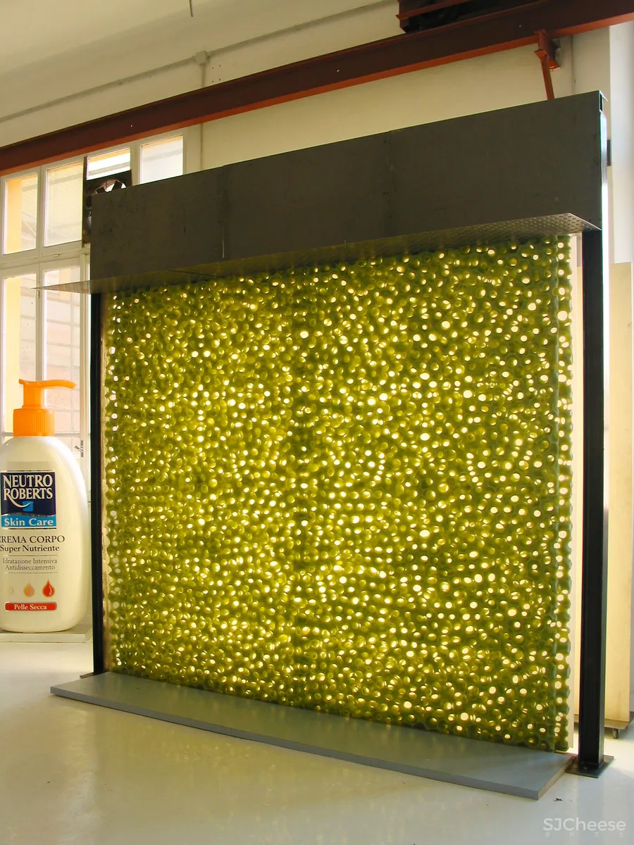 PRADA 在东京开了新店,OMA 的设计居然用海绵做墙面!