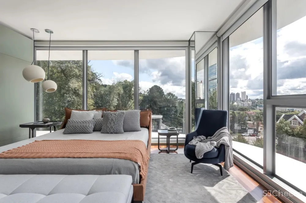 这个家的色彩大胆搭配到令人惊艳,却因为巧妙的处理带来了平衡感