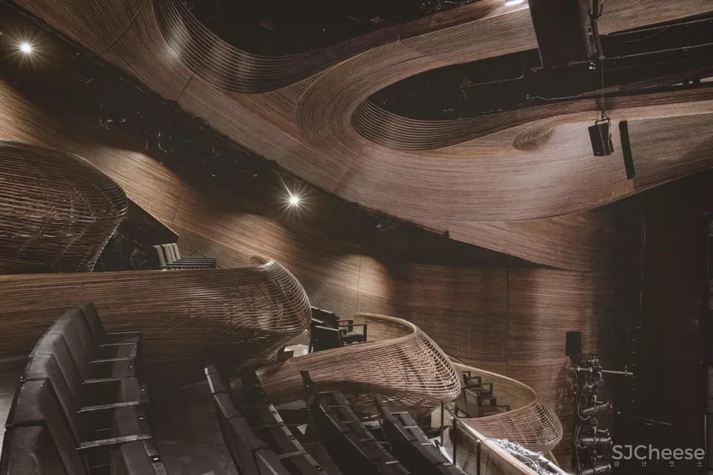 耗资 7 亿的剧院设计，蒸汽弯曲的实木栏杆，真是「费工费料」