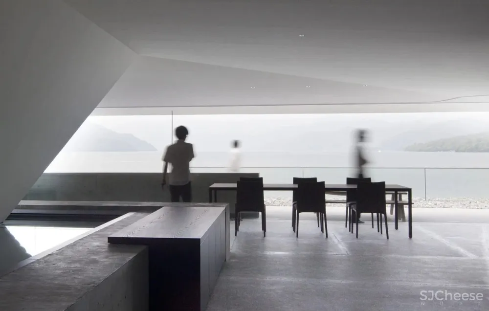 这座别墅只有几件家具，却吸引了所有人的目光