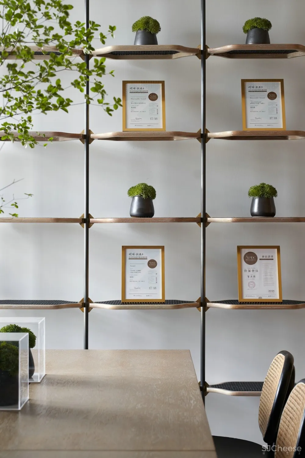 抽象与具象中和 西方的简练与东方的自然气质交织 除了自然元素与材料 空间没有过多的装饰