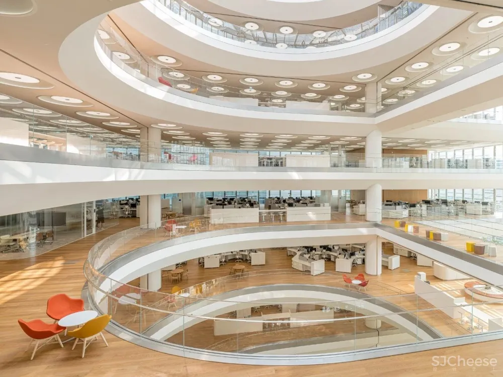 韩国首尔这栋新的总部大楼,吊顶的圆灯太魔性了,密恐慎入!