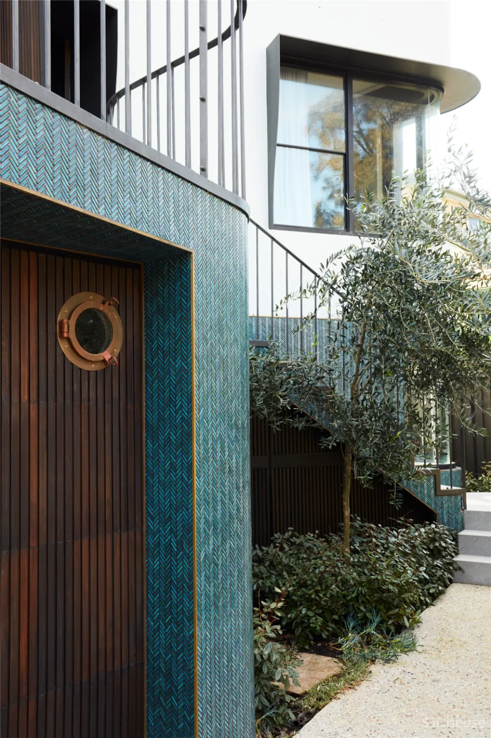 都是转角窗户,「曲面」和「直角」哪个更高级?