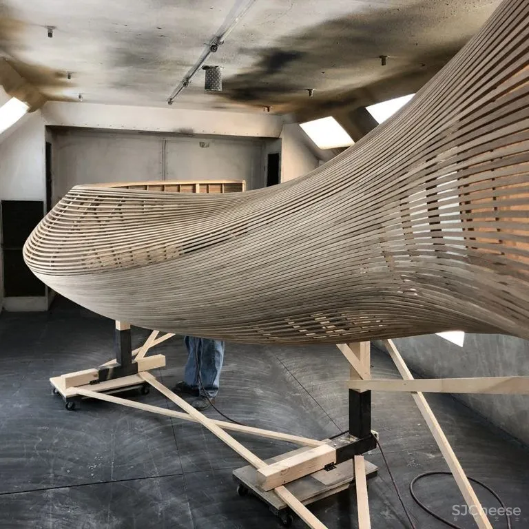 耗资 7 亿的剧院设计，蒸汽弯曲的实木栏杆，真是「费工费料」