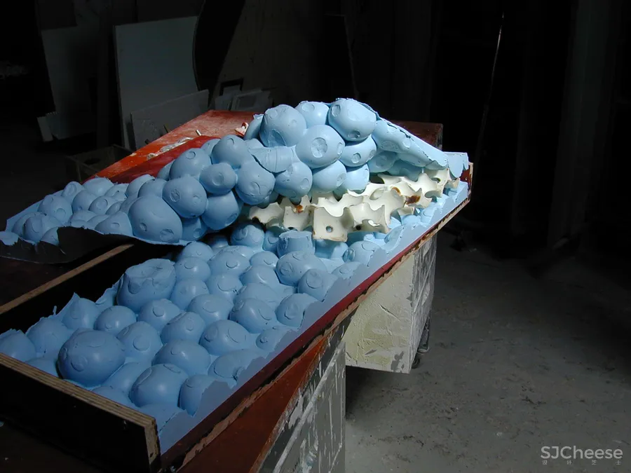 PRADA 在东京开了新店,OMA 的设计居然用海绵做墙面!