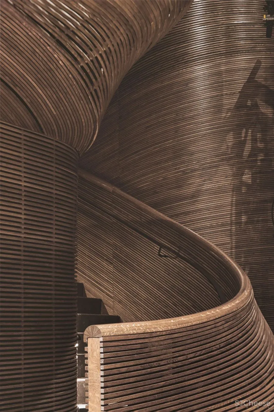 耗资 7 亿的剧院设计，蒸汽弯曲的实木栏杆，真是「费工费料」