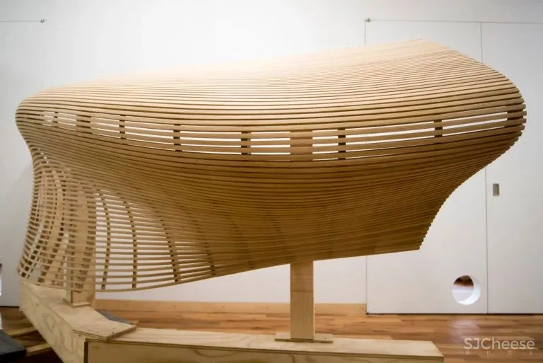 耗资 7 亿的剧院设计，蒸汽弯曲的实木栏杆，真是「费工费料」