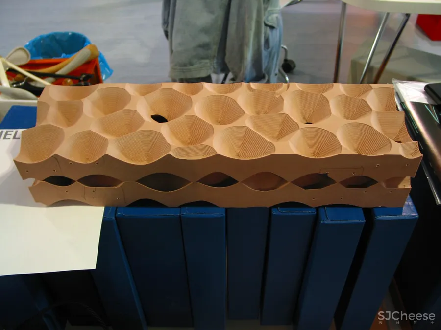 PRADA 在东京开了新店,OMA 的设计居然用海绵做墙面!