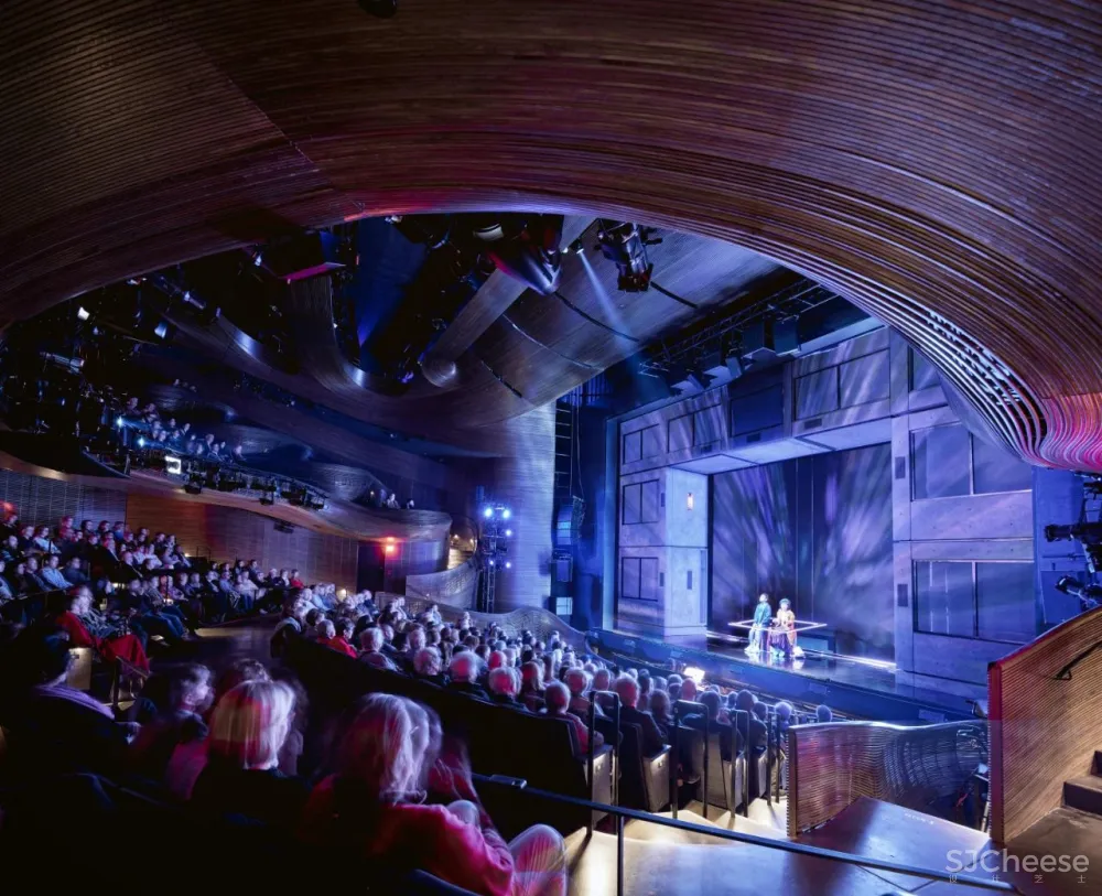 耗资 7 亿的剧院设计，蒸汽弯曲的实木栏杆，真是「费工费料」