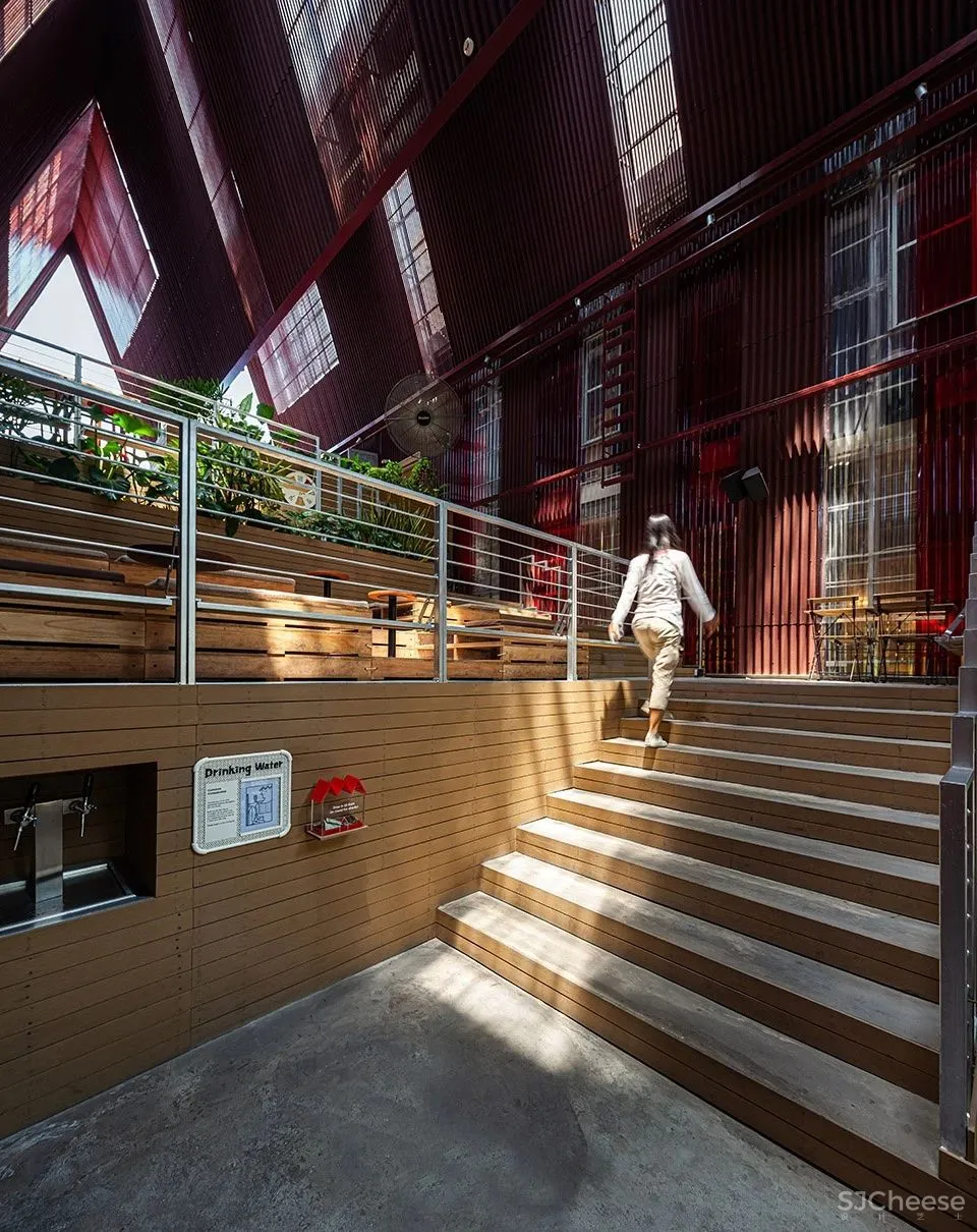 大榕树下,“拥而不挤”,细品那屹立在红色斜屋顶小火车站上的商业综合体