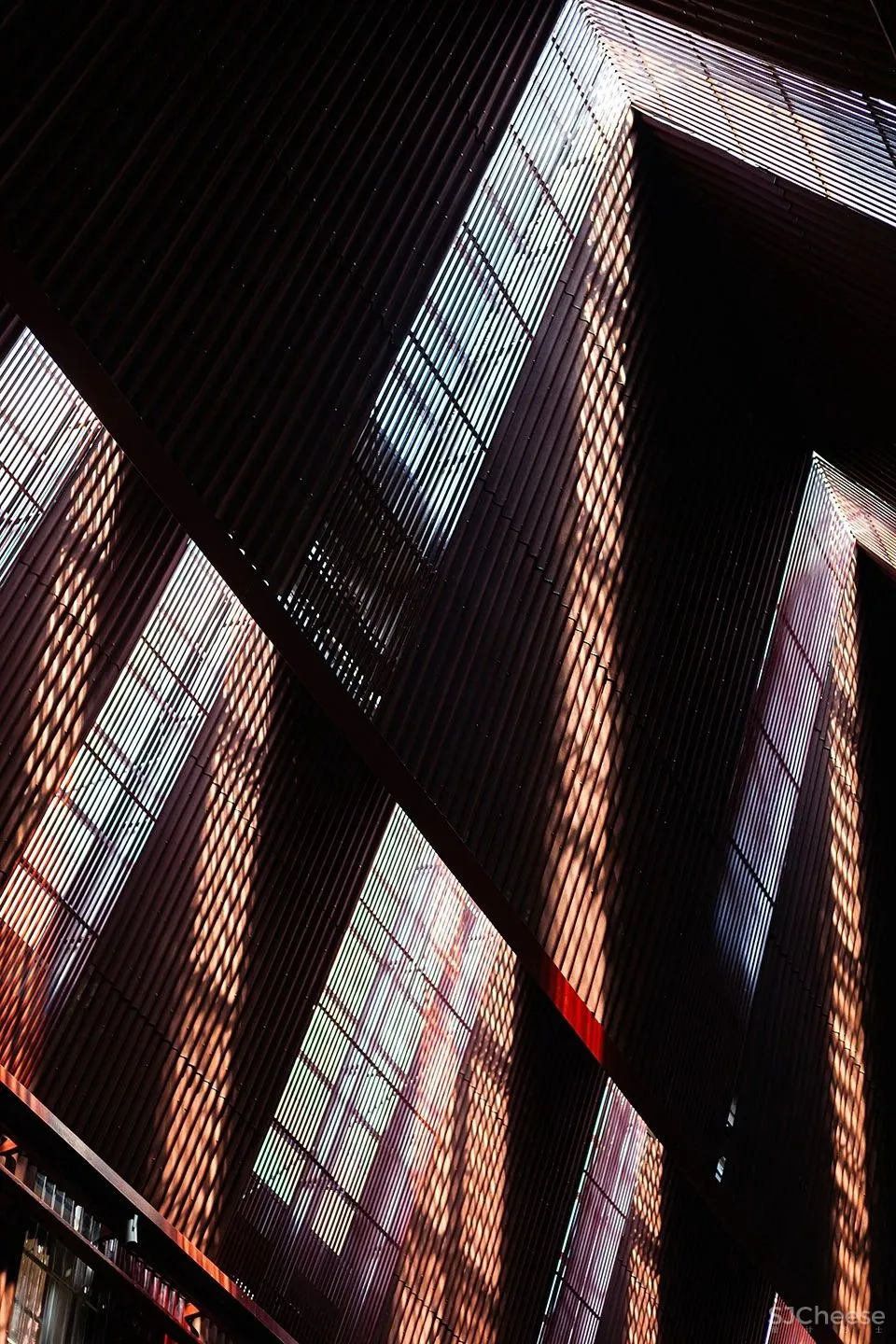 大榕树下,“拥而不挤”,细品那屹立在红色斜屋顶小火车站上的商业综合体