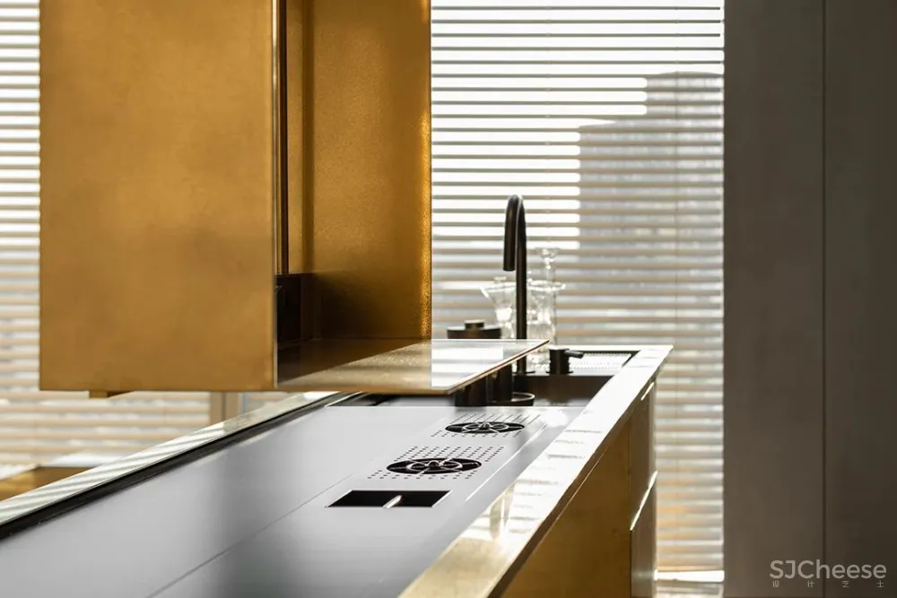 DOMANI 东仓 亮如白昼的夜及温和的肢解