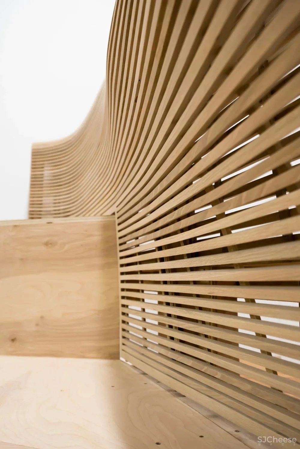 耗资 7 亿的剧院设计，蒸汽弯曲的实木栏杆，真是「费工费料」