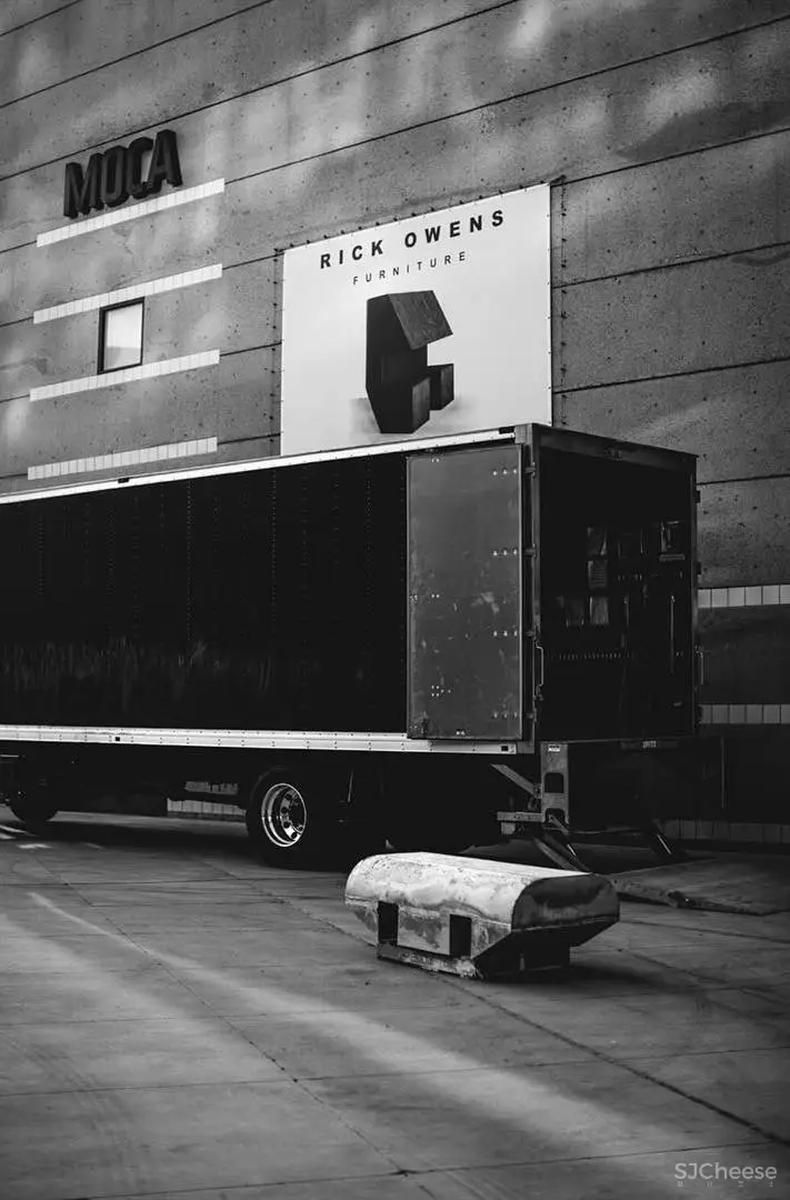 窥探一下时尚界的暗黑之王Rick Owens,他的家和他的生活都充满着怪异气息