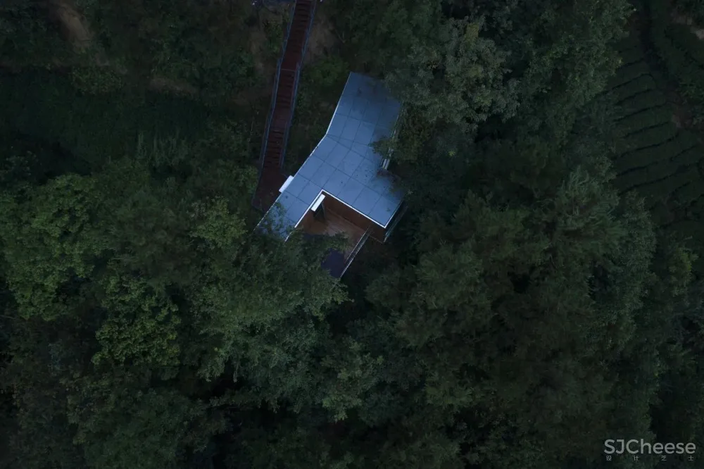 茶田里的悬浮木屋 千山云舍三峡木屋酒店