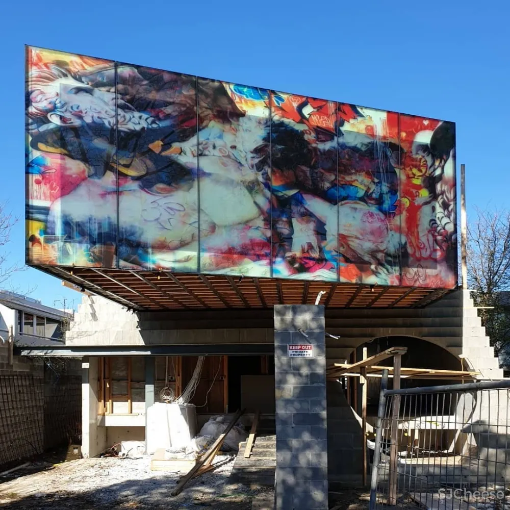 550㎡艺术别墅,在外墙的定制玻璃上画画,室内简直是一个小型美术馆!