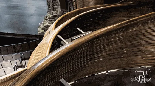 耗资 7 亿的剧院设计，蒸汽弯曲的实木栏杆，真是「费工费料」