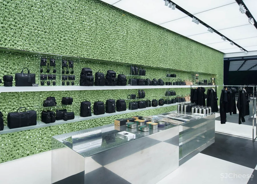 PRADA 在东京开了新店,OMA 的设计居然用海绵做墙面!