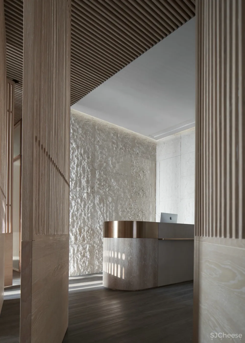 抽象与具象中和 西方的简练与东方的自然气质交织 除了自然元素与材料 空间没有过多的装饰